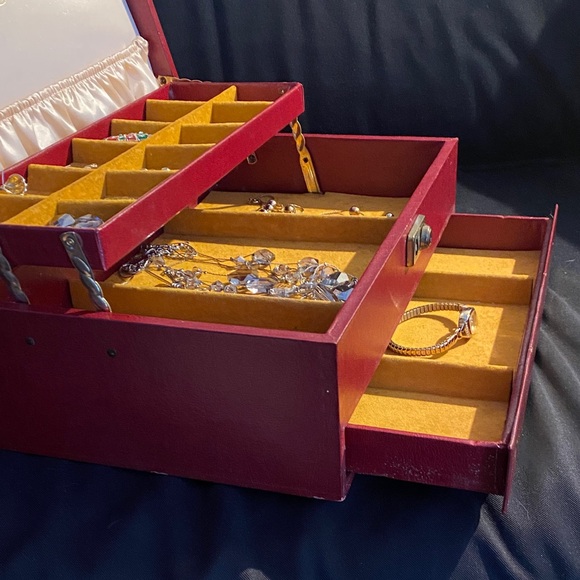 Elegant Red Jewelry Box. Vintage 1960’s - Picture 8 of 16